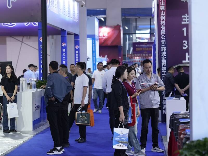 第二十一届中国（梁山）专用汽车展览会启幕
